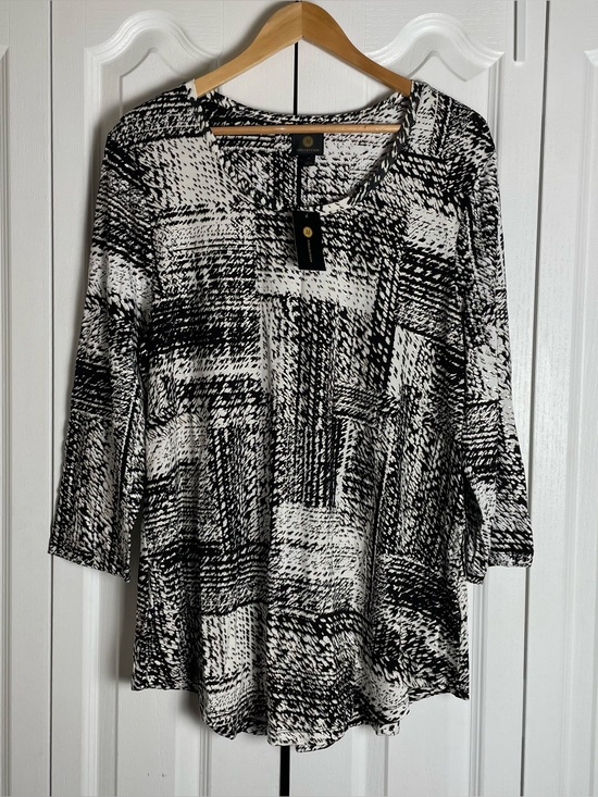 JM Collection Tops - JM Collection Printed Top Women’s XL Abstract Shirttail Hem Liquid Knit Drapey